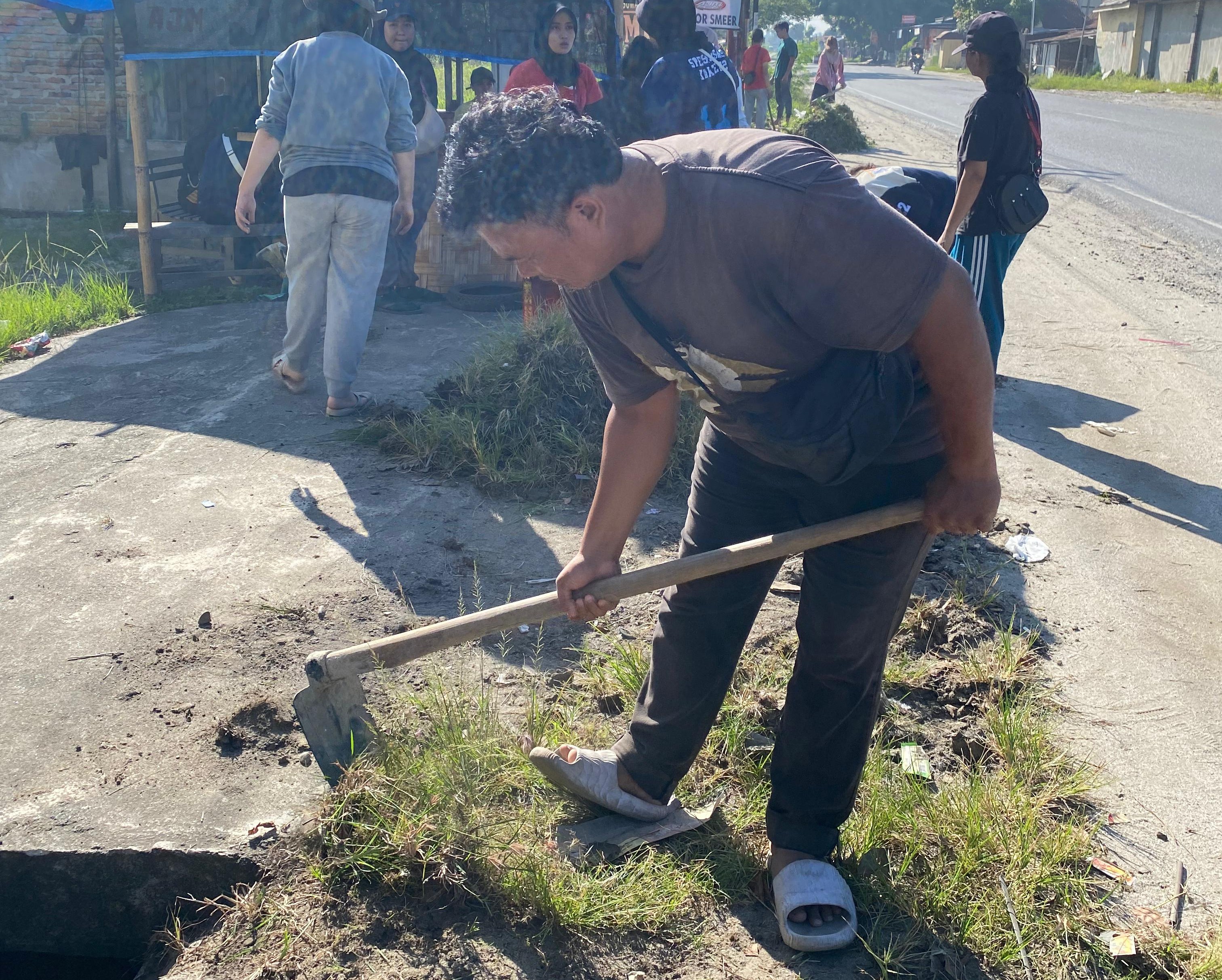 Pak Rudy selaku Kepala Dusun 3 Desa Bengkel ikut serta berpartisipasi dalam pelaksanaan Gotong Royong